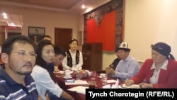 Рабочая группа обсуждает детали будущей картины.