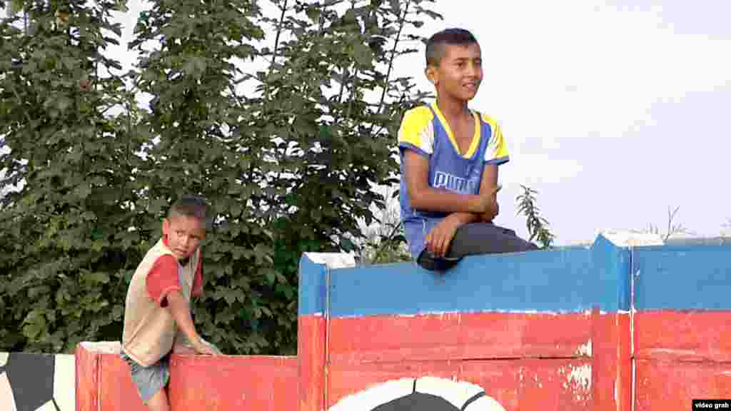 Еще одна страна, решившая "отгородиться" от проблемных граждан, Словакия. В восточном городе Острованы находится большое поселение цыган, которое отделили от остального населения стеной