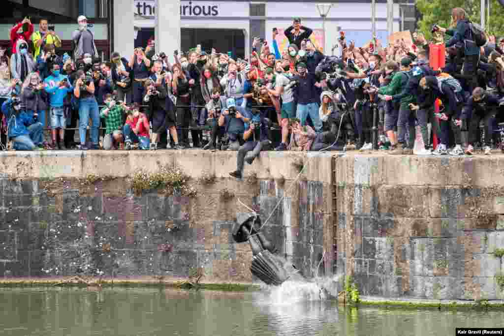 Пам&rsquo;ятник Едвардові Колстону в Брістолі, стягнений демонстрантами з постаменту, скидають у річку Ейвон, 7 червня 2020 року. Колстон &ndash; депутат англійського парламенту, підприємець і філантроп, надавав значні кошти на підтримку шкіл, сиротинців, старечих домів, лікарень і церков &ndash; але багатства свої нажив чималою мірою на работоргівлі й експлуатації рабської праці.