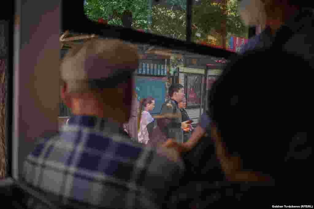 Не все горожане смогли пробиться в общественный транспорт.