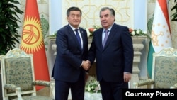 Сооронбай Жээнбеков и Эмомали Рахмон. Архивное фото.