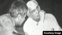 Шералы Назаркулов СССРдин биринчи жана акыркы президенти Михаил Горбачев менен Ысык-Көл форумунда. 1990-жыл. (Үй-бүлөлүк архивинен)