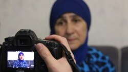 Venera Mustafayeva intervyü bere (Müellifniñ fotoresimi)