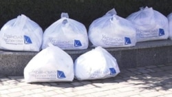 Фонд Олександра Вілкула «Українська перспектива» роздає маски і рукавички у брендованих пакетах, Кривий Ріг, березень 2020 року