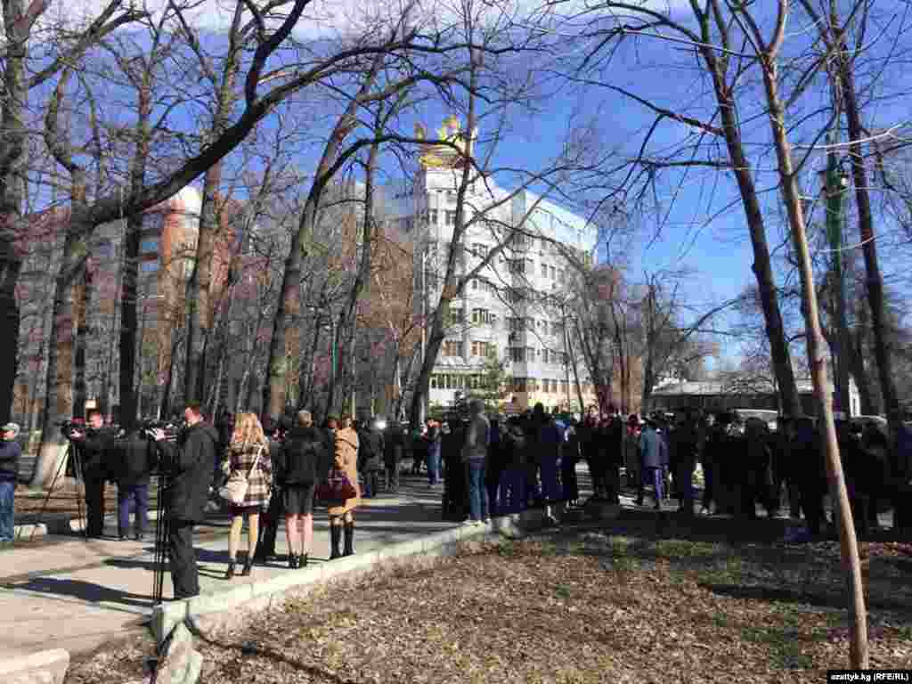 "Ата Мекен" фракциясынын депутаттары УКМК сурактан кийин Шыкмаматовду камап коюшу ыктымал деп кооптонууда.