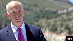 Премьер- министр Георгиос Папандреу белди бекем бууш керектигин элге ачык айтты. 