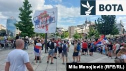 Një flamur i Kosovës me ngjyrat e flamurit serb dhe me mbishkrimin "Nuk ka dorëzim". Beograd, 28 qershor 2025.