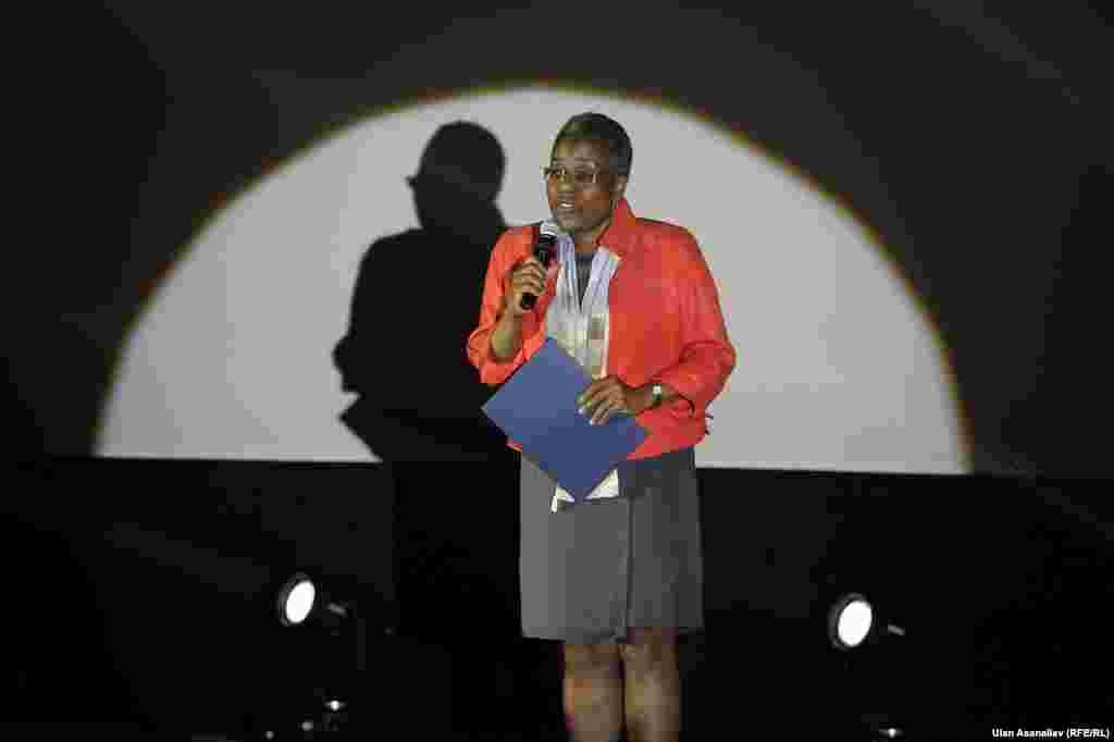 АКШнын Кыргызстандагы элчиси&nbsp;Памела Спратлен.