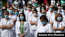 Испаниянын баш калаасы Мадриддеги Ла-Пас ооруканасынын жамааты коронавирустан көз жумган кесиптештерин эскерип жатат, 2020-жылдын 20-апрели. 