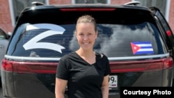 Într-o imagine nedatată publicată pe rețelele sociale, Elena Smirnova, o agentă de turism din Riazan, apare în spatele unei mașini pe care este afișat un steag cubanez și litera „Z” – simbolul războiului Rusiei împotriva Ucrainei.