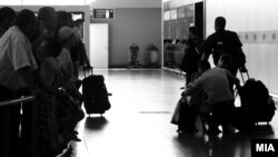 Луѓе со куфери на аеродромот Александар Велики.