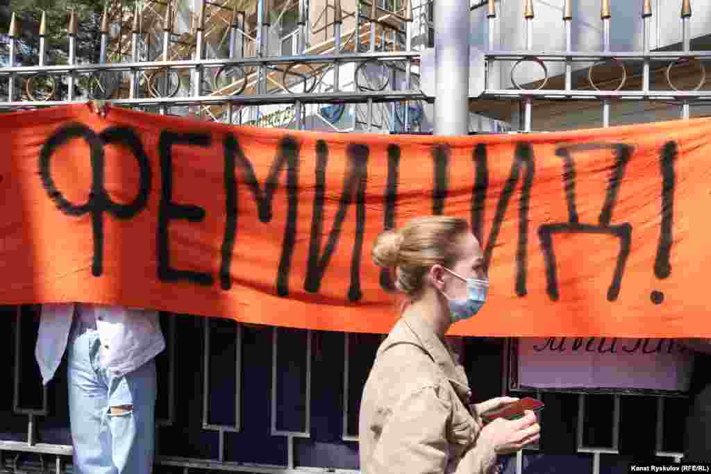 Фемицидге каршылык билдирген кыздар