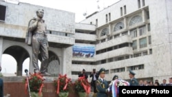 Памятник Чингизу Айтматову в Бишкеке.