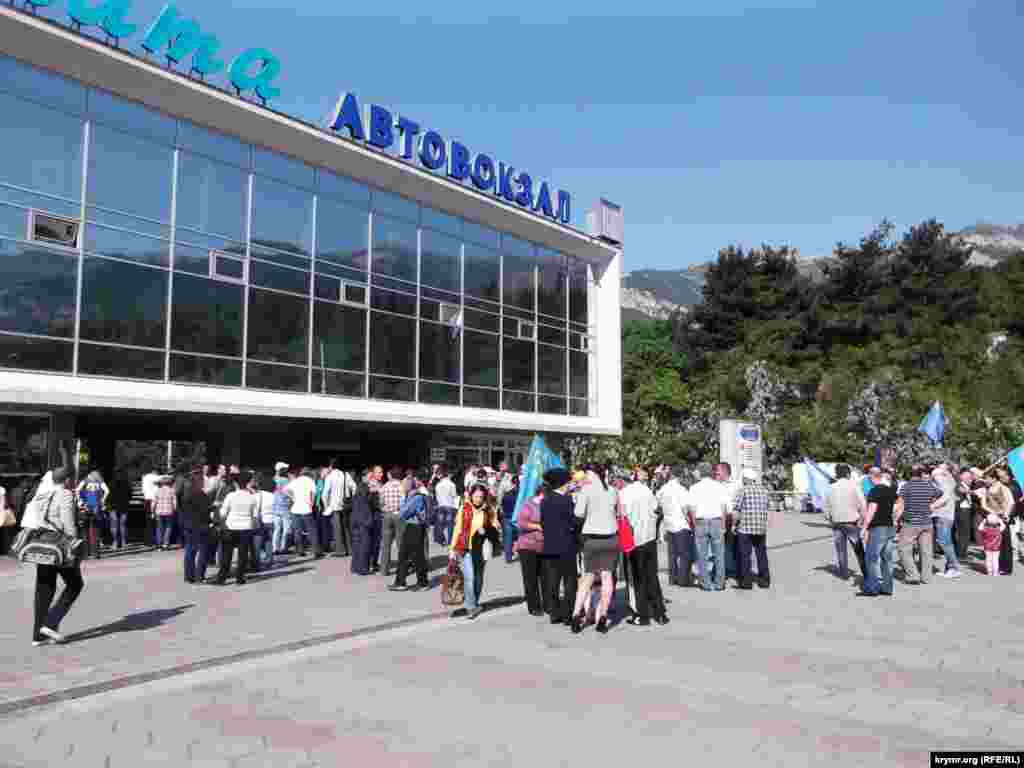 21. 2015 ел, Ялта, автовокзал Депортацияне быел вокзалларда искә алдылар. 