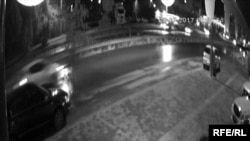 Жолдун жээгиндеги дүкөндүн коопсуздук камерасына жол кырсыгы тартылып калган.