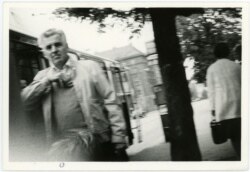 Harold Gordon Skilling, un academician canadian, care avea legături cu grupurile de opoziție din Cehoslovacia. Skilling a fost printre străinii urmăriți de poliția secretă în timp ce vizita țara.