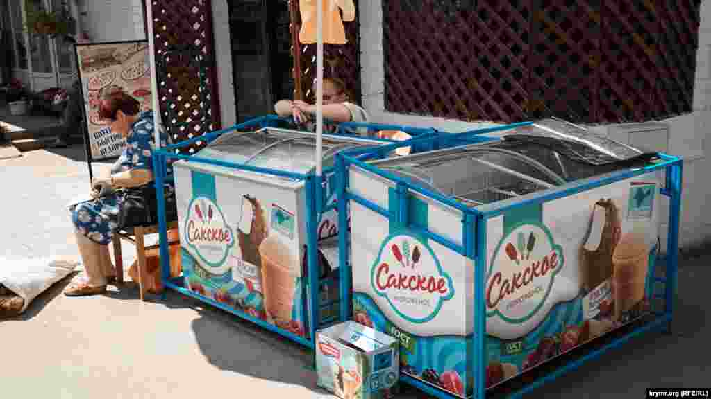 Merkeziy bazarda buzqaymaq satıcısı