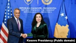 Presidentja e Kosovës, Vjosa Osmani, dhe  zëvendëssekretari i Shtetit për Menaxhim dhe Burime i SHBA-së, Richard R. Verma, në Prishtinë, 10 janar.
