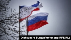 Qırımda Qırım ve Rusiye bayraqları