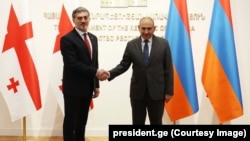 მარცხნიდან: მიხეილ ყაველაშვილი და ნიკოლ ფაშინიანი