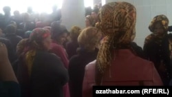 Ahal welaýatynyň Abadan şäherçesinde un satyn almak üçin nobata duran adamlar. 16-njy oktýabr, 2018 ý.