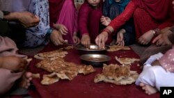 بسیاری از خانواده ها در افغانستان نمیتوانند غذای کافی برای خود و فرزندان شان فراهم کنند