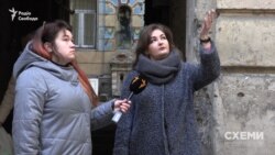 Долею будинку ніхто не переймається, розповідає місцева мешканка, яка представляється Анжелою