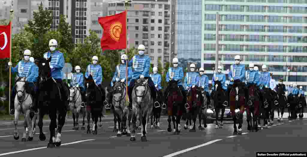 Жапаровдун сапары Кыргызстандын экономикасы каржалып, чек ара маселеси күн тартибине чыккан жана түрк бийлиги айыптаган "Сапат" мекемелеринин президенти Орхан Инанды дайынсыз кеткен учурга туш келди.