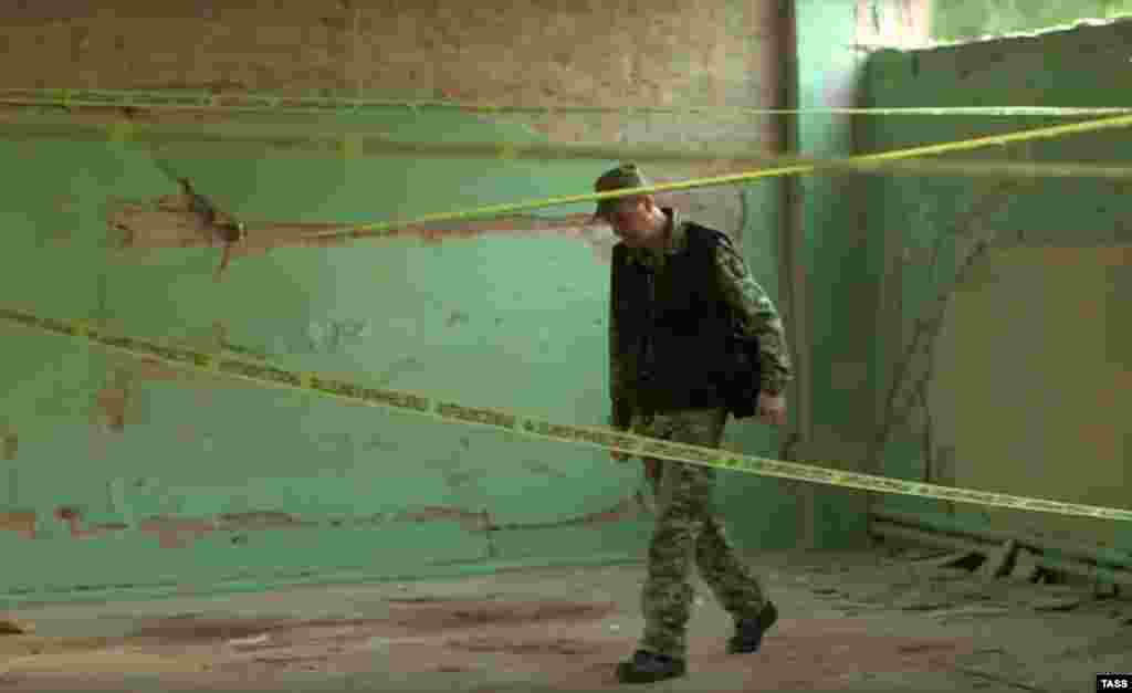 Tahqiqat komitetiniñ hadimi 2018 senesi oktâbrniñ 17-nde patlav ve ateş olğan keriç politehnik kolleciniñ binasında. Faciada 22 insan elâk oldı. Rusiye Tahqiqat komitetiniñ versiyasına köre, patlavnı 4-ünci kurs talebesi, 18 yaşında Vladislav Roslâkov kerçekleştirdi. O, &laquo;özüni öldürdi&raquo;. 2019 senesi Rusiye Tahqiqat komitetiniñ yolbaşçısı Bastrıkin &laquo;Keriç atıcısı&raquo; Roslâkovnı sınıfdaşları aşalağan eken, dep bildirdi. Qırım Muhtar Cumhuriyetiniñ prokuraturası Keriç politehnik kollecindeki patlavnı terror ücümi olaraq tasnif ete 