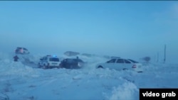 Автомобили, застрявшие в снегу во время бурана. Иллюстративное фото