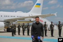 Președintele ucrainean Volodimir Zelenski discută cu jurnaliștii la sosirea pe aeroportul Esenboga din Ankara, Turcia - 15 mai 2025