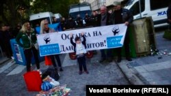 Протестиращи пред сградата на МВР