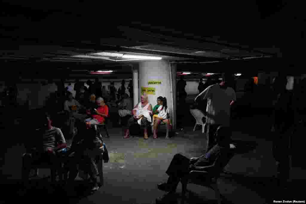 Ljudi se sklanjaju od raketnih napada iz Irana u Tel Avivu, 17. juna.