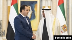 Эмомали Рахмондун күйөө баласы Ашрафжон Гулов (солдо) БАЭнин шейхи Мухаммед бин Заид менен. Сүрөт: Тажикстандын Тышкы иштер министрлиги