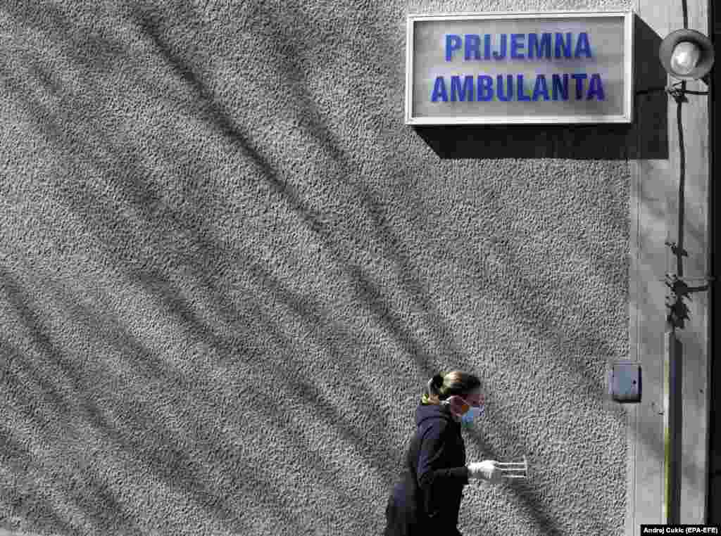 Medicinska radnica ispred Klinike za infektivne i tropske bolesti "Prof. dr Kosta Todorović", Beograd, 16. mart