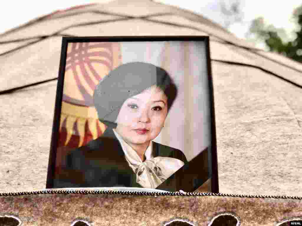 Өксүктө атты сулуу таң, Өчүптүр, өмүр улуу шам. Булуттай көчүп кетиптир, Булактай эжем Бүбүкан. Көңүлгө түшүп будуң-чаң, Кайгылуу атты бүгүн таң. Кайрылбай узап кетиптир, Карачач эжем Бүбүкан!  (Бердибек Жамгырчиев) 