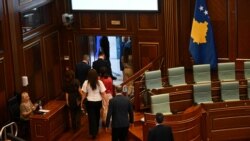 Deputetë duke u larguar nga salla e seancave të Kuvendit të Kosovës. Fotografi nga arkivi.