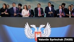 Жикчил «Донецк элдик республикасынын» башчысы Александр Захарченко  (ортодо) Донецктеги борбордук аянтта. 11.5.2017.