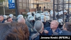 U jednom trenutku na sporednom ulazu došlo je do naguravanja okupljenih i policije koja je koristila biber sprej, Novi Sad, 15. maj 2025.