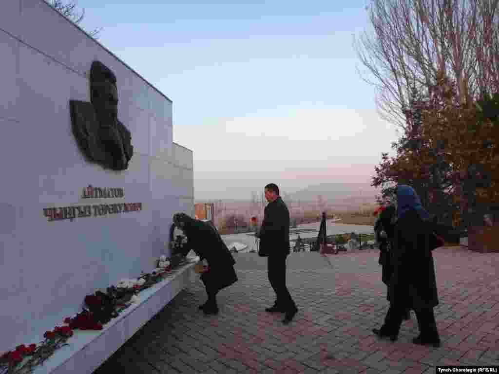 "Сталиндик репрессиянын күнөөсүз курмандыктары элдин эсинде" аттуу эл аралык илимий жыйындын катышуучулары Чыңгыз Айтматовдун бейитине келип, эскеришти. Сол жакта биринчи - профессор Роза Төрөкул кызы Айтматова. 08.11.2017.