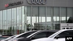 Mașini de vânzare, la un dealership Audi în Katy, Texas, pe 2 aprilie, 2025. Nu este limpede cine va suporta costurile după introducerea taxelor vamale, producătorii europeni sau consumatorii americani