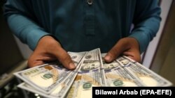 دا په داسې حال کې ده چې په تېرو دوو اوونیو کې د پاکستان روپۍ د امریکايي ډالرو پروړاندې خپل ارزښت په دوامداره توګه له لاسه ورکړی دی - پخوانی انځور. 