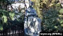 Yaltada Lesâ Ukrainaka abidesi