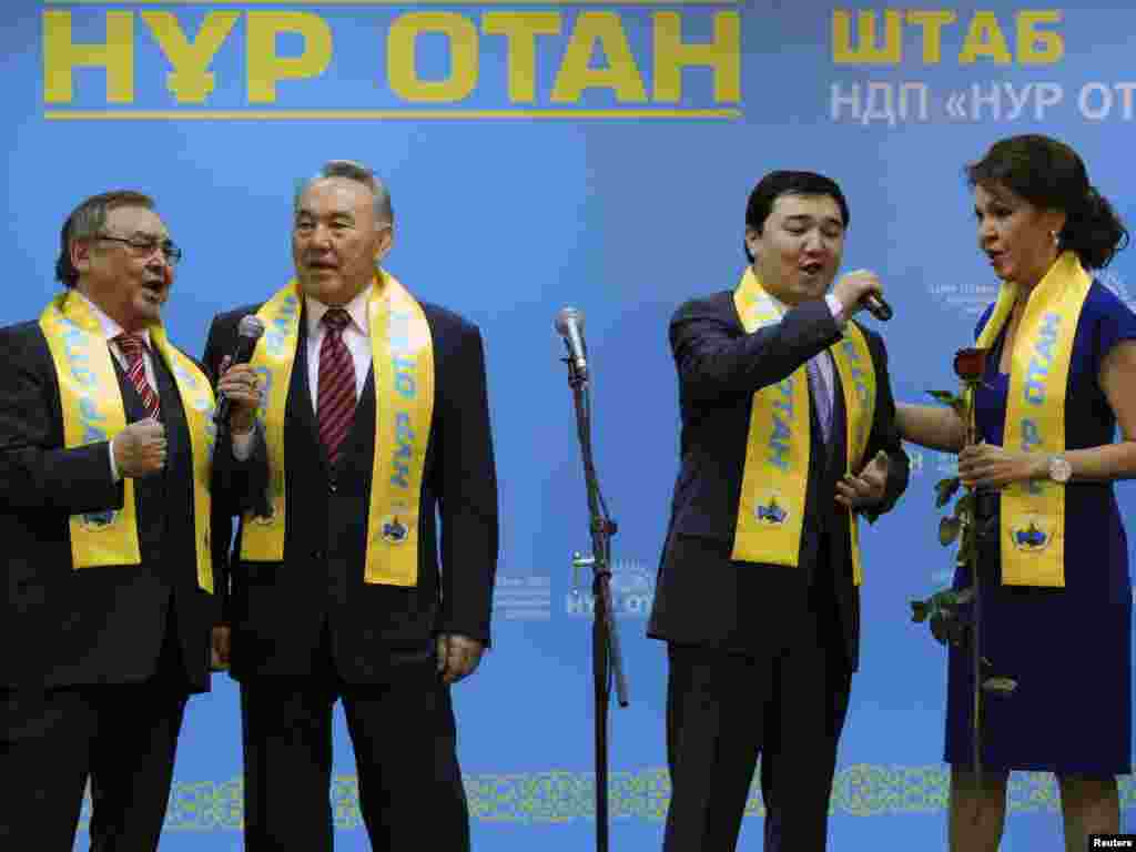 Дариға Назарбаева 2012 жылдың қаңтарында президенттік "Нұр Отан" партиясының тізімі бойынша парламент депутаты болып сайланып, мәжілістің әлеуметтік-мәдени даму комитетін басқарды. Суретте: Қазақстан президенті Нұрсұлтан Назарбаев (сол жақтан екінші) пен оның қызы Дариға Назарбаева (оң жақта) "Нұр Отан" партиясының парламент сайлауындағы жеңісін тойлау шарасында ән шырқап тұр. Астана, 16 қаңтар 2012 жыл.