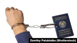 Pasaporta bjelloruse dhe prangat. Fotografi ilustruese.