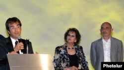 Армения – Канадский режиссер армянского происхождения Атом Эгоян (слева) и итальянская актриса Клаудия Кардинале на открытии кинофестиваля «Золотой абрикос». Ереван, 11 июля 2010 г.  