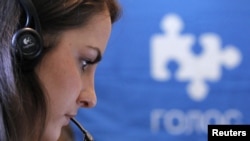 Орусия -- "Голос" уюмунун ыктыярчысы Ярославл шаарынын мэрин шайлоо учурунда телефон чалууларга жооп берүүдө. 1-апрель, 2012. 