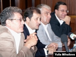 Liderii Alianței pentru Integrare Europeană, de la stânga la dreapta: Mihai Ghimpu (PL), Vlad Filat (PDLM), Serafim Urechean (AMN), Marian Lupu (PD), 26 august 2009
