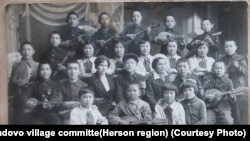 Скадовский райондук олимпиадасына катышкан Чалбасыдагы кыргыз мектептин окуучулары. 1936-жыл.