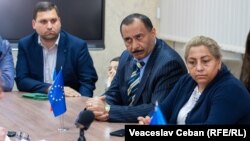 Përfaqësues të komunitetit rom në një takim me ministren belge të Azilit dhe Migracionit, që u mbajt në Kishinau, më 13 maj 2025.